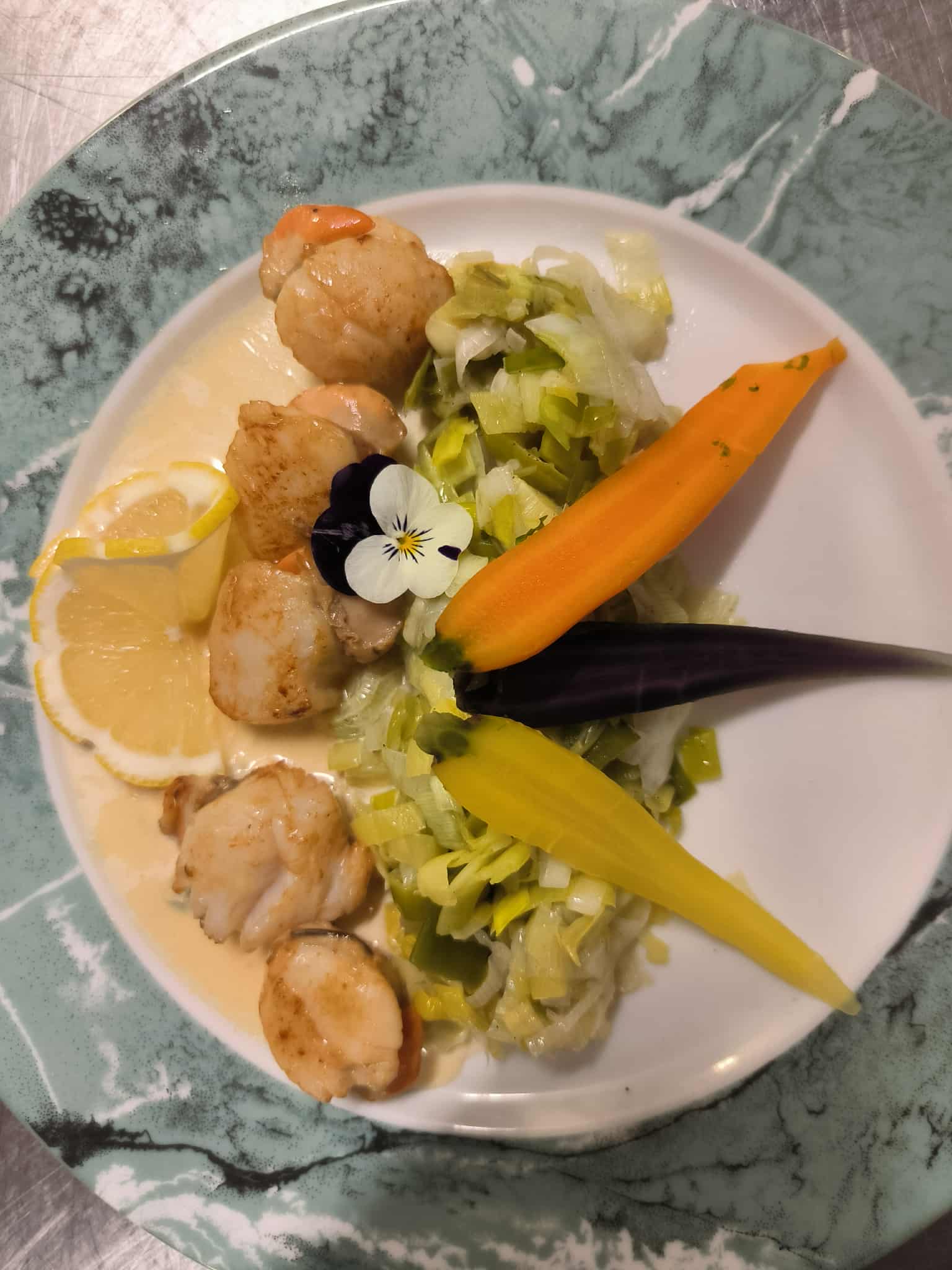 Saint‑Jacques et légumes