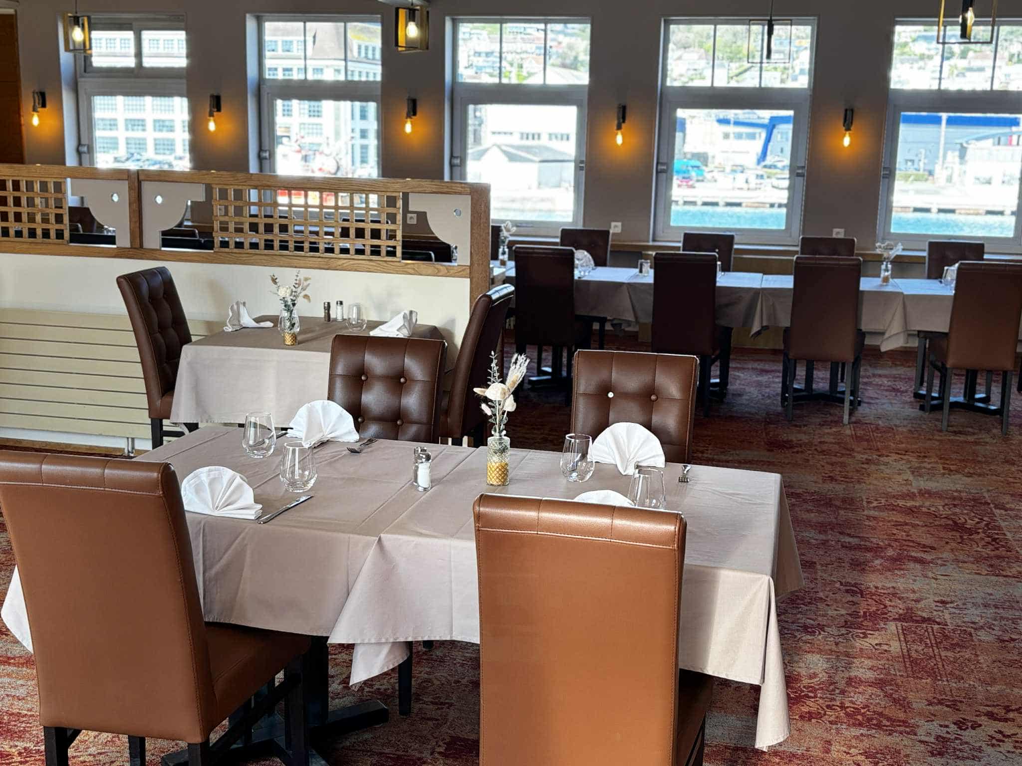 Salle du restaurant avec vue